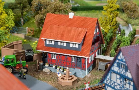 Obrázok pre 49/130587 Hrázdený dom s fontánou